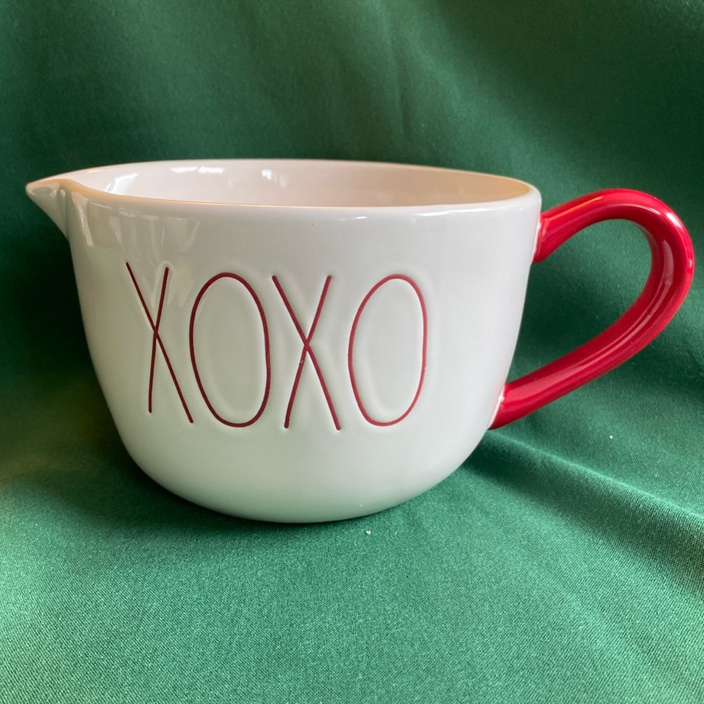 Rae Dunn XOXO 4 Cup Quart Measuring Cup Batter Bowl with Spout White Red 🥰